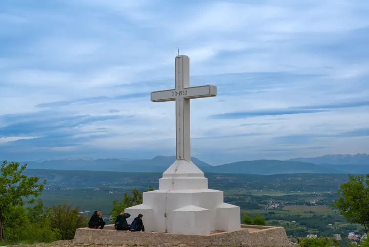 Krzyż na Križevacu o zachodzie słońca